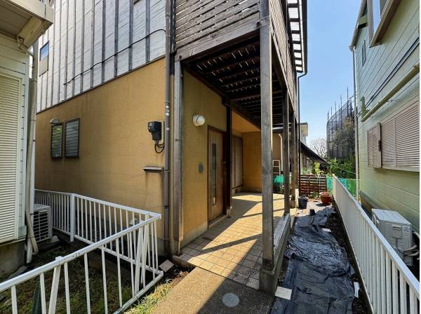玄関側から。外壁は数年前に撤去している部分もあります。