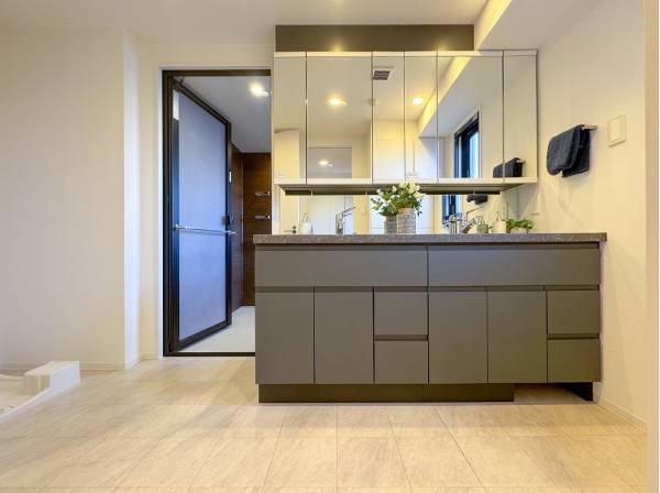 たっぷり収納の洗面化粧台はツーボウルで朝の身支度が快適