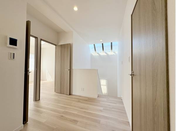 2階のロビースペース。光が入りやすくした高窓がついた明るい空間