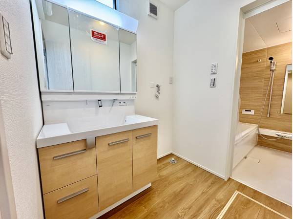 水回りはウッド調のデザインで統一されております。