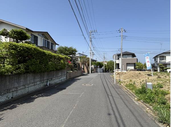 道幅もしっかりと確保された分譲地内。大きな車をお持ちの方にもオススメ