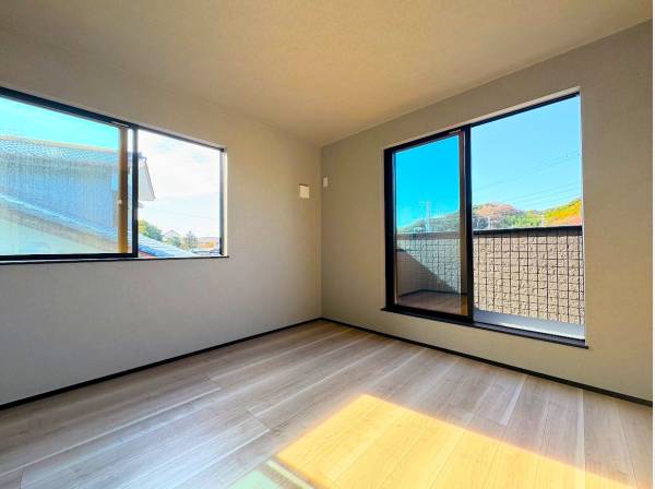 日当りも良く、バルコニーへつながる洋室
