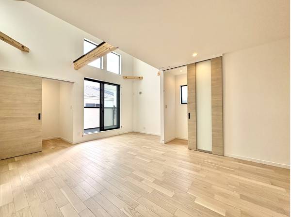 吹抜け空間が開放的な印象です。