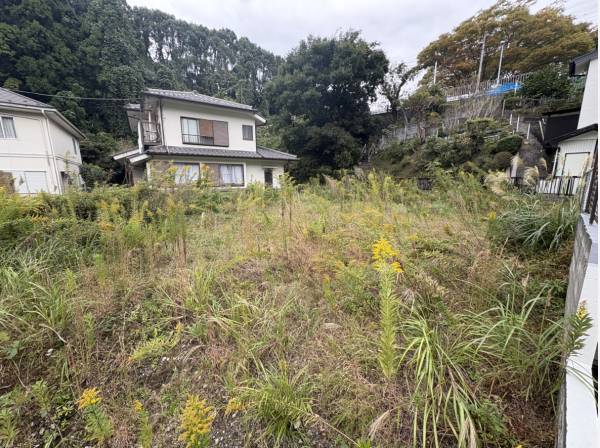 奥行きのある敷地を活かし、庭と住まいのつながりを楽しむ計画を。