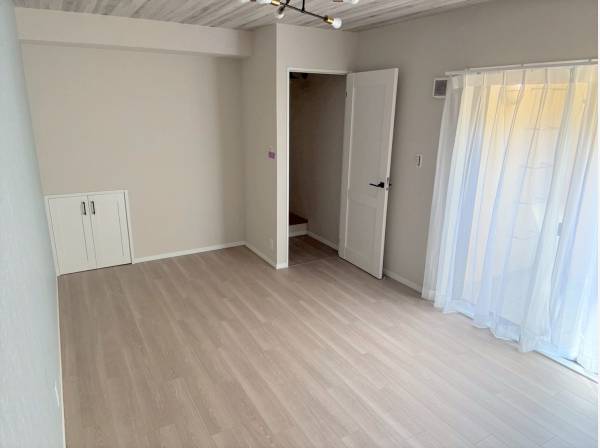 リビングにございます階段を下ると可愛らしいお部屋が！