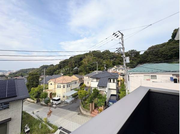 バルコニーからは鎌倉の山々を見渡すことができます