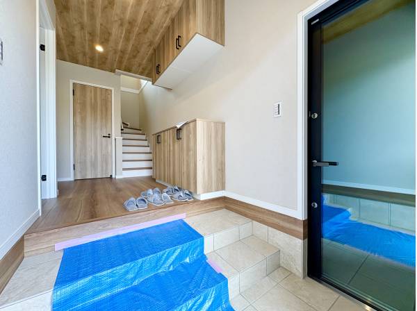 玄関ホールは広々としており、収納もしっかりと備わります