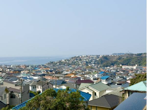 バルコニーからは相模湾と江の島を望めます！