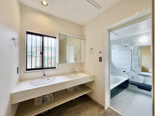 洗面室は白を基調とした清潔感のある空間です