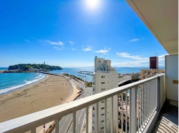 バルコニーからは江ノ島と相模湾を一望する圧倒的な眺望