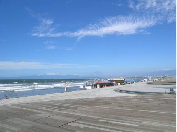 サーファーが集う鵠沼海岸まで徒歩4分（約300m）