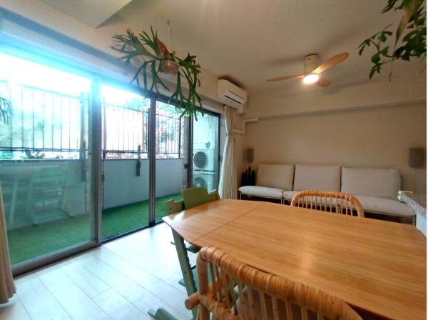 窓が大きく開放的なリビング