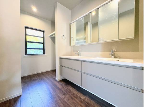 2ボウルタイプのゆとりある洗面台