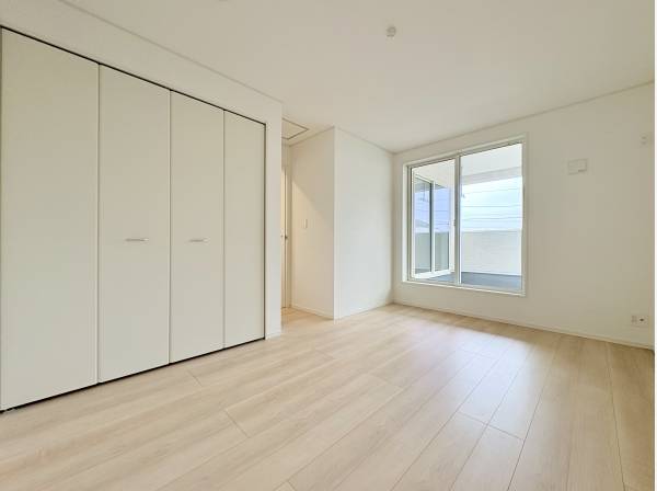 バルコニーから優しい光が差し込む2階洋室