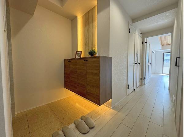 玄関には間接照明やシューズボックスを新設しました。