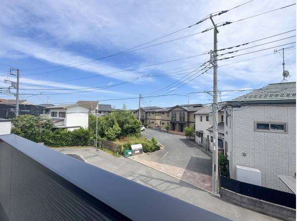 高い建物のない穏やかな住宅街です
