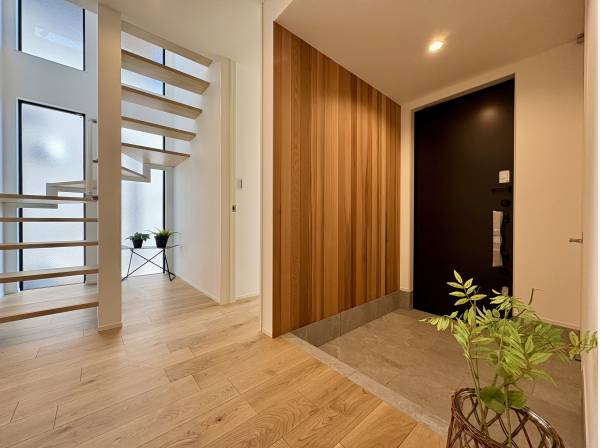 玄関にはレッドシダーを採用、スタイリッシュな玄関スペース