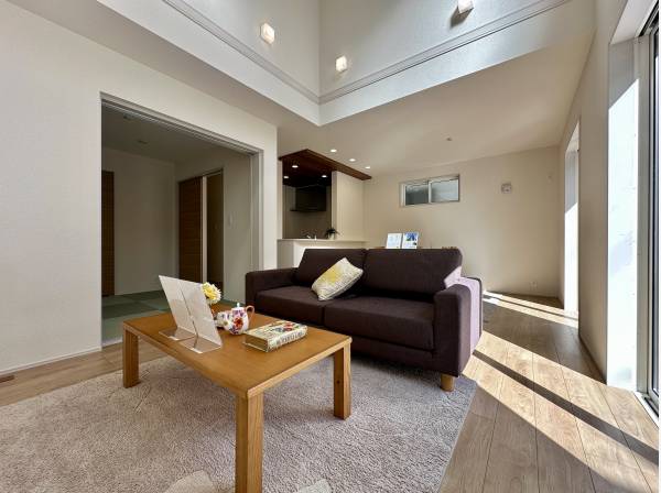 約18帖のLDKには床暖房も完備/上部吹抜けで、大空間が広がります