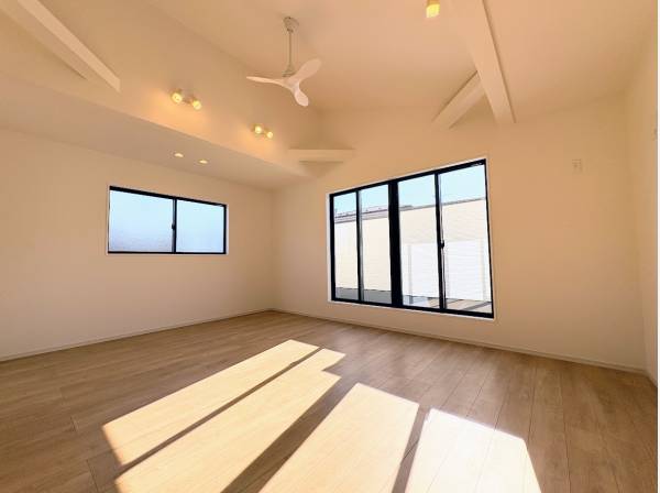 吹き抜けとシーリングファンが開放感をプラス