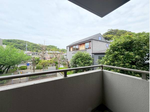バルコニーは広々、鎌倉の四季折々に移ろう情景を一望