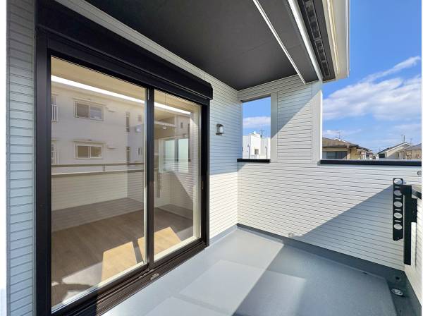 奥行きのあるバルコニーは一部、屋根がかけられております。