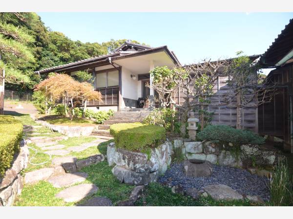 石段を上がる先に広がる、風情ある邸宅へのアプローチ空間。