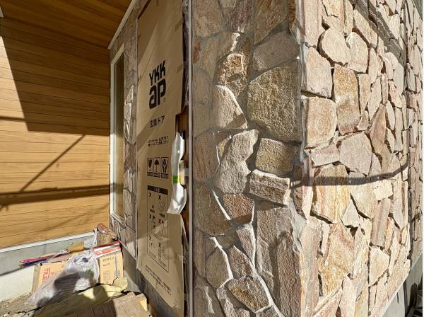 外壁の石張りが印象的で個性的、建売住宅とは思えないデザイン性