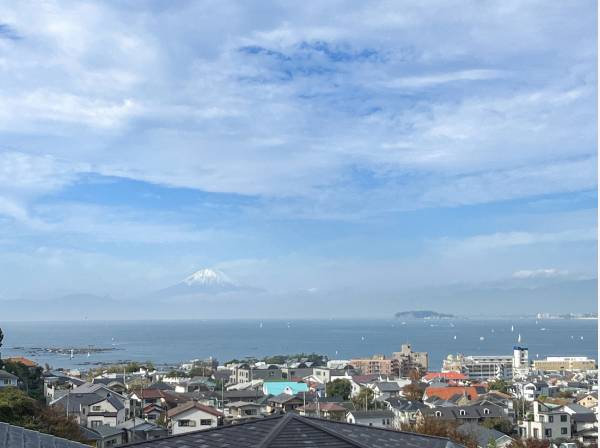 富士山と江ノ島を一望する圧巻の眺望です