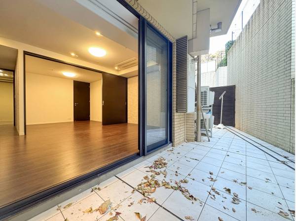 リビングの窓を開放してテラスと一体化した空間を愉しむのも気持ちがいい