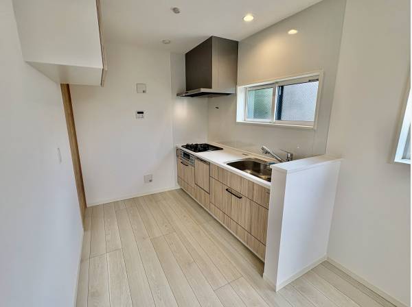 壁付けキッチンだと、スペースを有効活用できます。