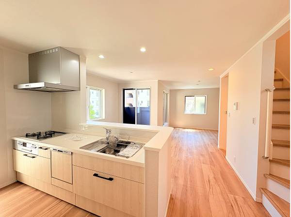 ナチュラルな色合いのフローリングが空間全体を明るく見せています