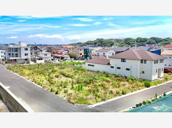 広い道路に３方囲まれ開放的で、本当に大きく、且つ整った地形です