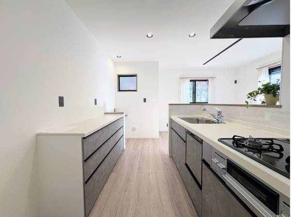 カップボードを備えたアイランドキッチン