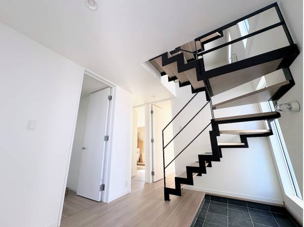 スケルトン階段が印象的な玄関