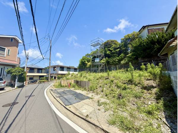 前面道路も広く、大きな車でも楽々進入可能です！