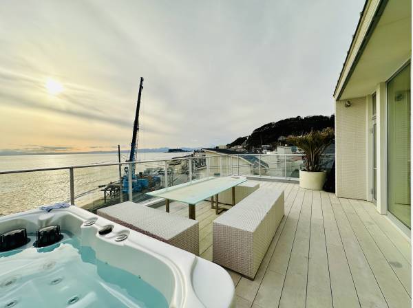 5人用のジャグジーが完備されたバルコニー