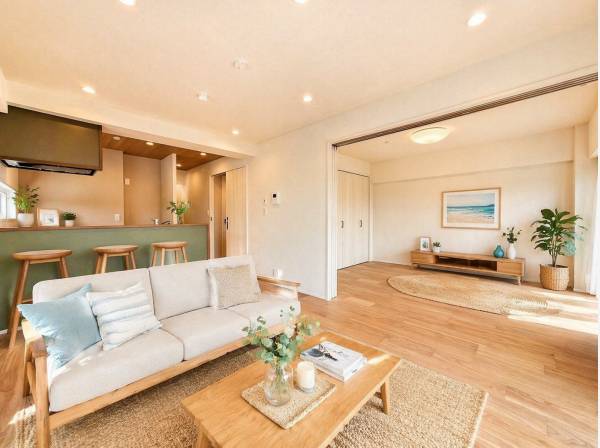 開放感広がるナチュラルリビング（家具等はCG）