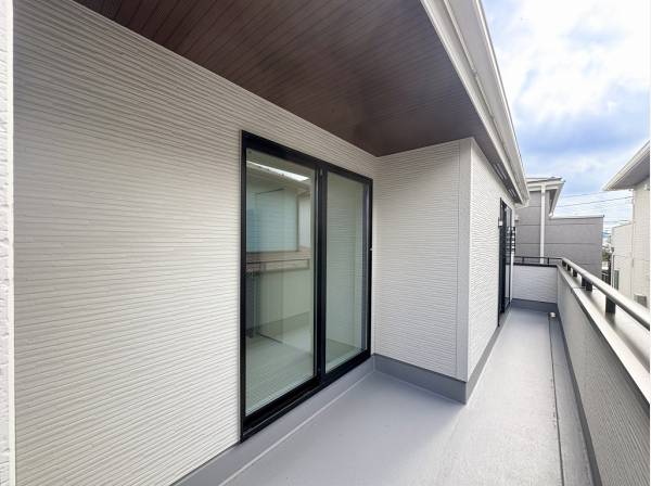 家族みんなのお布団を並べて干せるワイドタイプのバルコニー