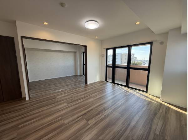 隣お部屋と合わせる約20帖の空間です