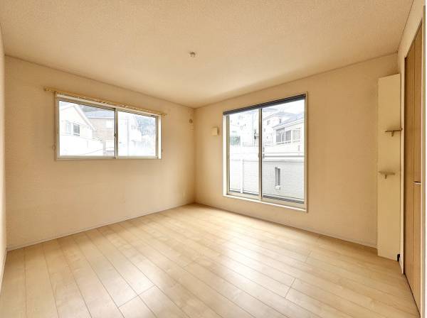 2面採光で明るく開放感ある洋室