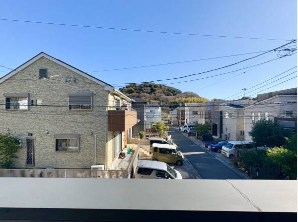 周辺は本当に静かなエリアとなり、葉山の緑も眺望することができます