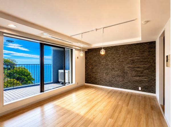 陽光差し込むリビングで、海と過ごす上質なひととき。