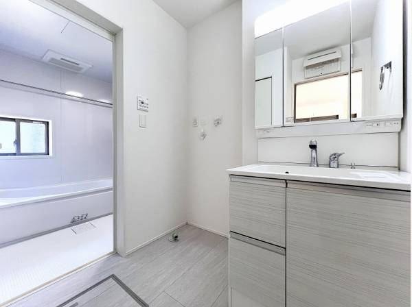 ホワイトを基調とした清潔感あふれるサニタリー