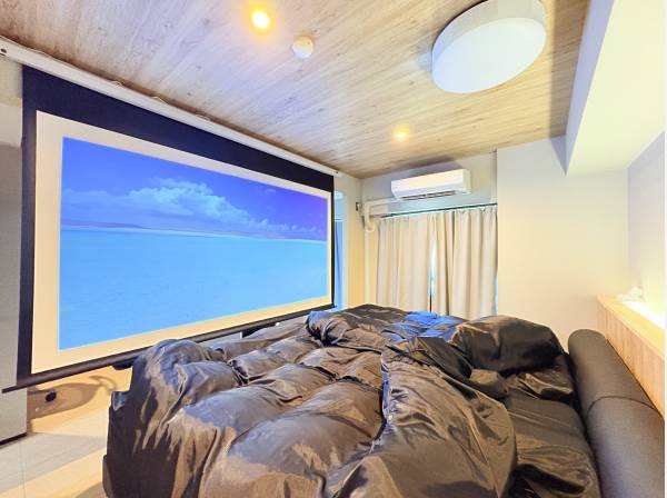 ベッドルームは大型のロールスクリーンでプライベート映画館のような空間