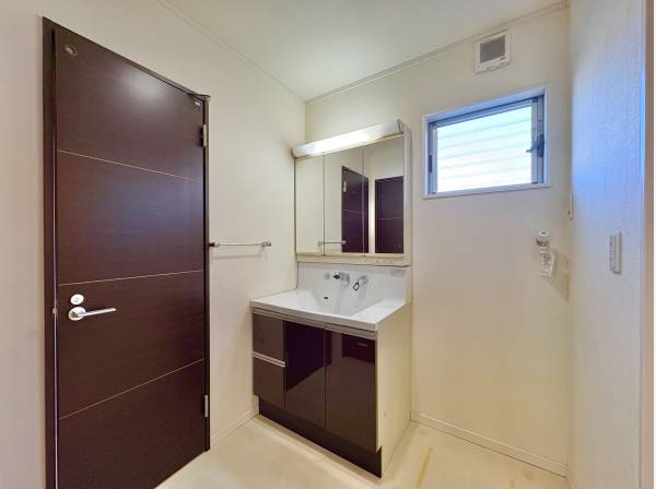 毎日使う場所だから、機能的で使いやすさに配慮したパウダールーム。