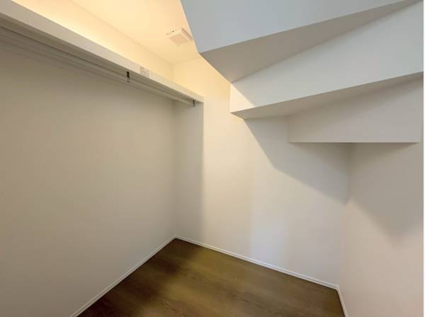 パウダールームと繋がるWIC、便利な間取りですね!