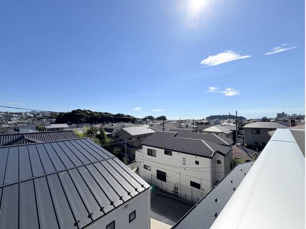 ルーフバルコニーからは江の島が望めます！