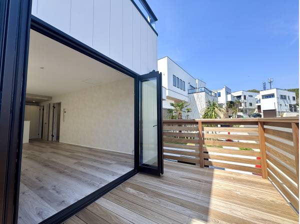 日当たりの良い南向きのウッドデッキ