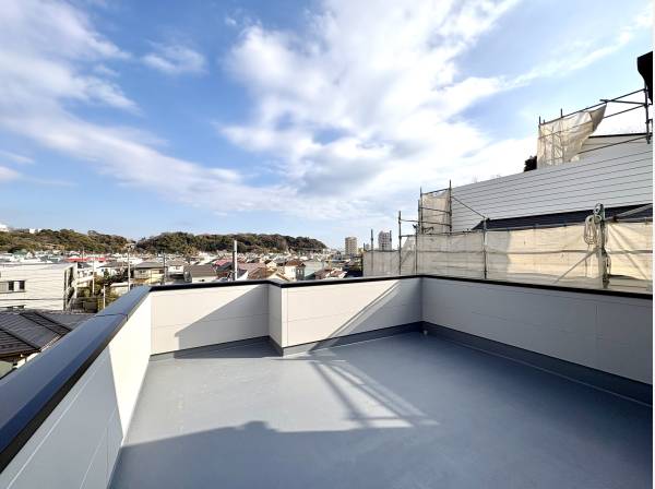 大型ルーフバルコニーはお庭がわりにご利用いただけます。