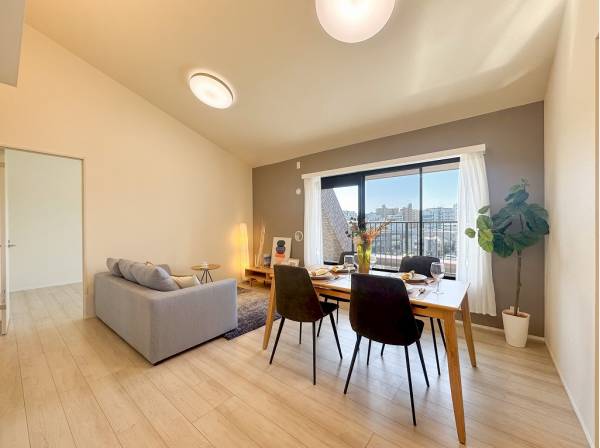 勾配天井が開放的なリビングはまるで戸建てのよう‥